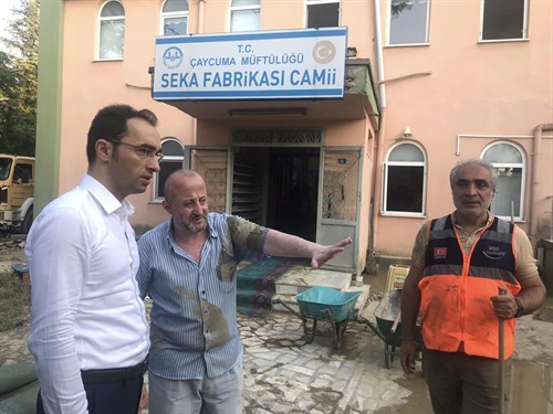 KAYMAKAM GÖZE, MERKEZ MAHALLELERİMİZDE SELDEN ETKİLENEN AİLELERİMİZİ ZİYARET ETTİ