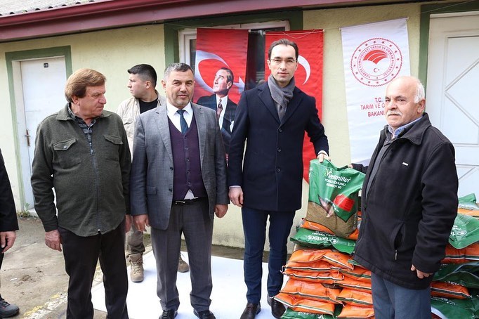 KAYMAKAMIMIZ SAYIN MEHMET GÖZE ÇAYCUMALI ÜRETİCİLERE YONCA TOHUMU DAĞITIM ETKİNLİĞİNE KATILDI